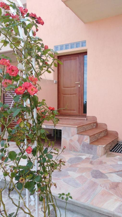 The Roses Garden Bed & Breakfast Ла Мадалена Екстериор снимка